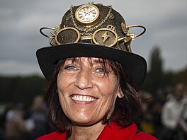 Klobouky vech tvar, barev i výek byly na letoní Velké pardubické tradin k...