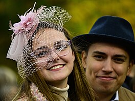 Klobouky na hlavách návtvník pi letoní Velké pardubické, 12. íjna 2025.