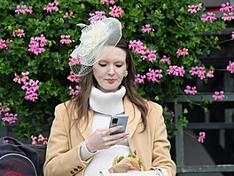 Elegantní klobouky na hlavách návtvník pi letoní Velké pardubické, 12....