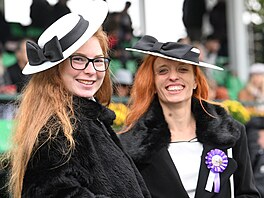 Klobouky na hlavách návtvník pi letoní Velké pardubické, 12. íjna 2025.