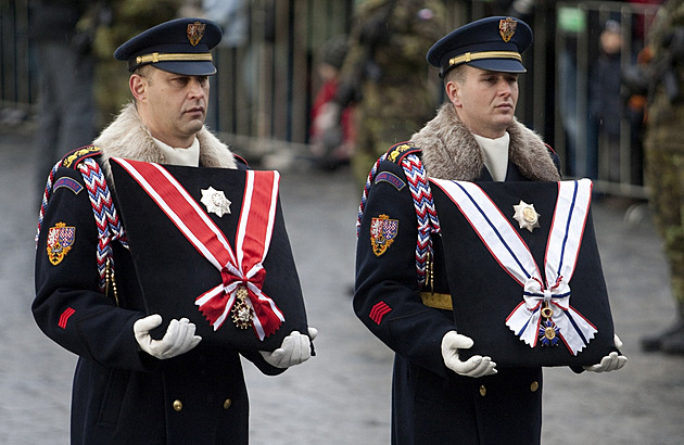 Jak vypadají nejvyšší státní vyznamenání. Jak se správně nosí, předvedl Václav Klaus