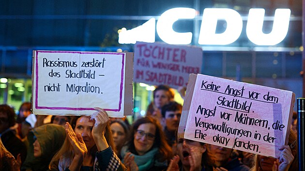 Demonstrace p�ed sídlem CDU v Berlín� v reakci na výrok n�meckého kanclé�e...