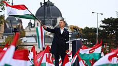 Péter Magyar, lídr opozi�ní strany Tisza, mává ma�arskou vlajkou p�i...