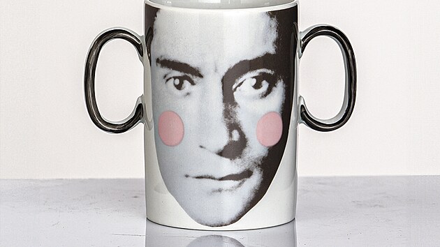 �U�at�� hrnek Franz Kafka vyroben� vloni, kter� si vybrala re�is�rka Agnieszka Holland jako merch ke sv�mu nov�mu filmu Franz, a variace v�zy Unnamed Vase Golden Touch, kterou Jakub Berdych Karpelis navrhl p�ed p�ti lety.