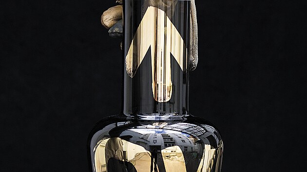 �U�at�� hrnek Franz Kafka vyroben� vloni, kter� si vybrala re�is�rka Agnieszka Holland jako merch ke sv�mu nov�mu filmu Franz, a variace v�zy Unnamed Vase Golden Touch, kterou Jakub Berdych Karpelis navrhl p�ed p�ti lety.