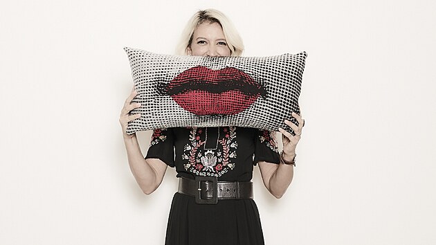Gabriela Peci�, majitelka galerie Praguekabinet a interi�rov� design�rka, p�ed st�nou s tal��i zna�ky Fornasetti. Je na nich zachycena tv�� opern� p�vkyn� Liny Cavalieri.