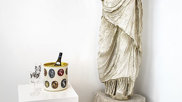 V Praguekabinetu naleznete nejen um�leck� d�la pe�liv� vybran� Gabrielou Peci�,ale i design�rsk� objekty zna�ek jako Venini, Fornasetti nebo nov� L�Objet.