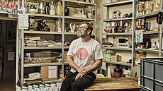 Jakub v ateliéru za obchodem v Rámové ulici na Starém M�st� pra�ském.