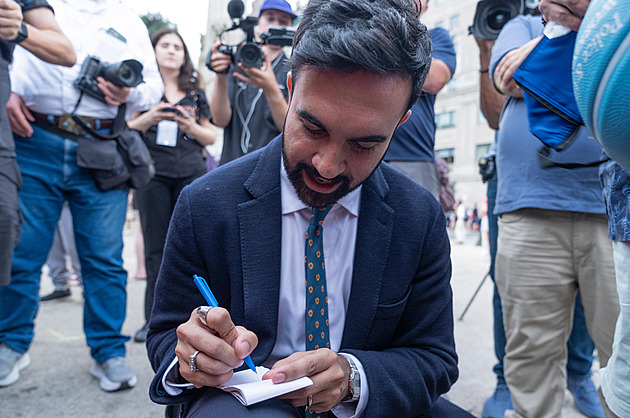 Krátké kalhoty a tři prsteny. Nový starosta New Yorku nosí oblek, jen protože musí