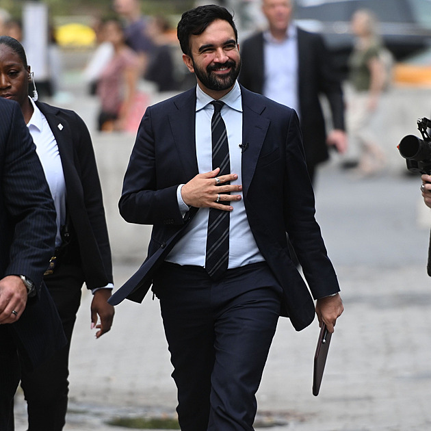 Krátké kalhoty a tři prsteny. Nový starosta New Yorku nosí oblek, jen protože musí