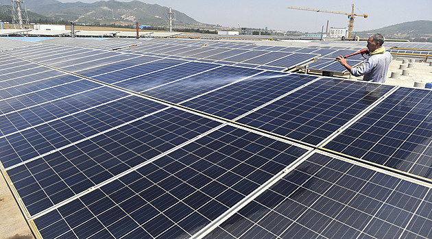 Čína zaplavuje svět solárními panely. Výhoda, nebo past?