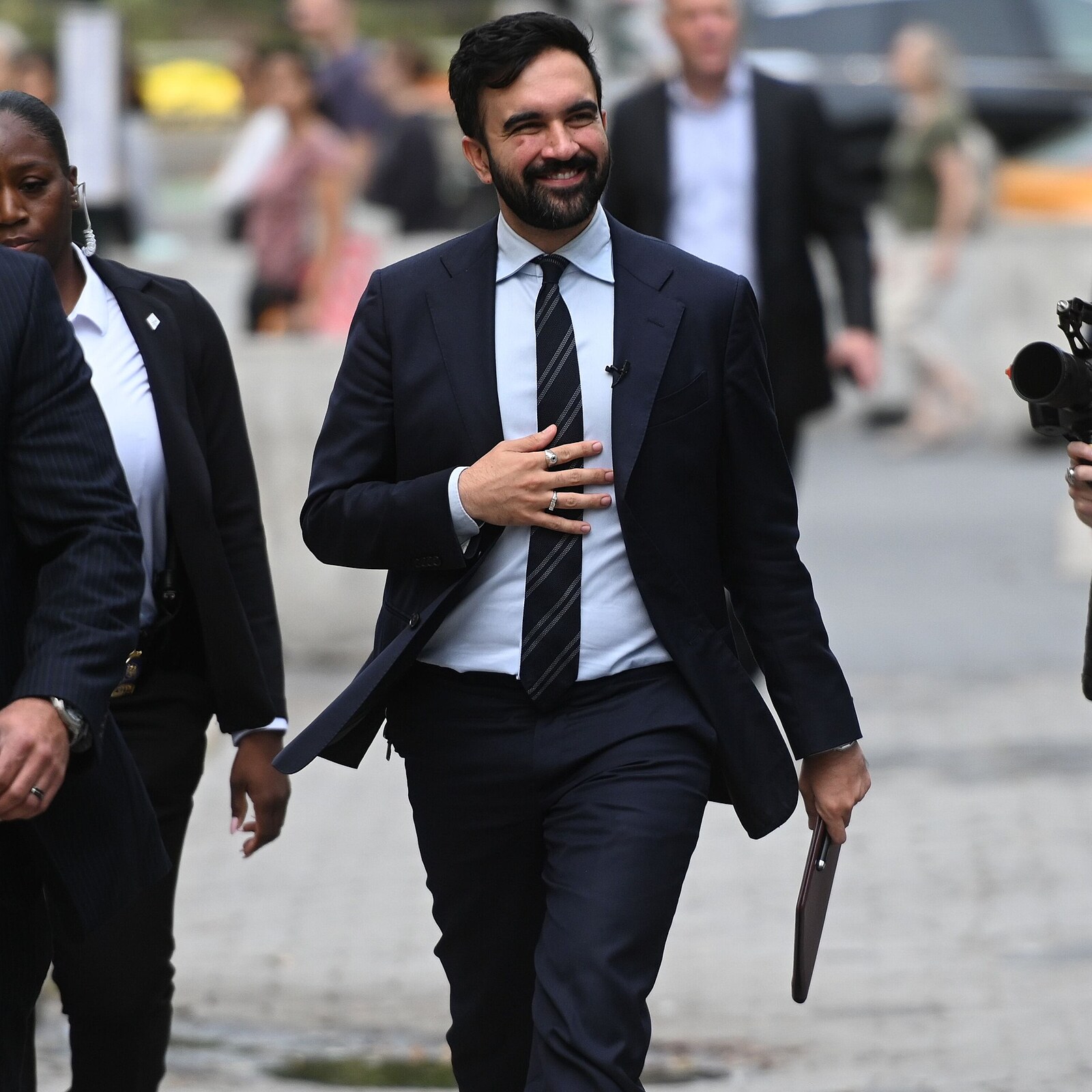 Krátké kalhoty a tři prsteny. Nový starosta New Yorku nosí oblek, jen protože musí