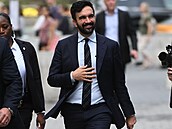 Nový starosta New Yorku Zohran Mamdani v erném obleku.