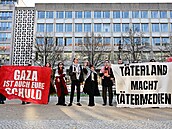 Propalestintí aktivisté v pátek demonstrovali v budov veejnoprávní stanice...