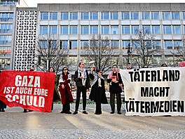 Propalestintí aktivisté v pátek demonstrovali v budov veejnoprávní stanice...