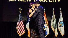Nový starosta New Yorku Zohran Mamdani s man�elkou Ramou Duwajiovou.