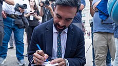 Zohran Mamdani nosí t�i st�íbrné prsteny.