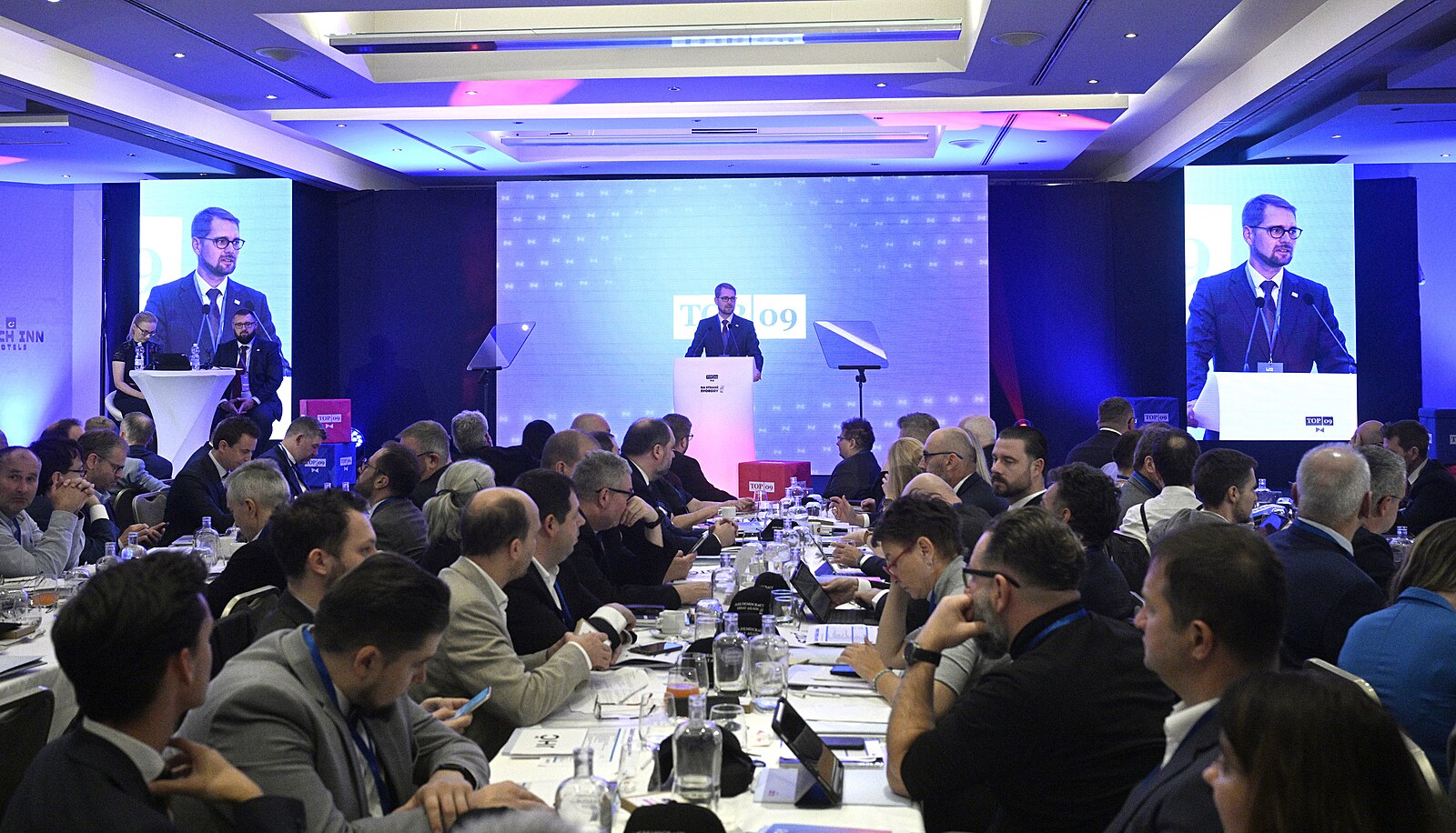 TOP 09 nebrat, nehodí se ani na slučování. Moudřejší bude počkat, až zanikne