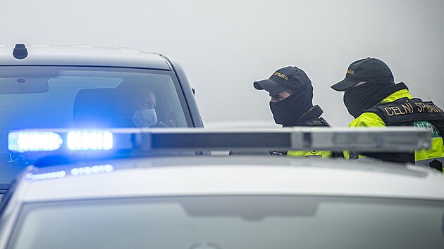 Celní správa kontroluje, zda mají �idi�i zaplacený dálni�ní poplatek. Snímek je...