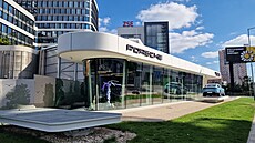 Dynamicky tvarovaná prodejna automobil� a dobíjecí stanice mezi mrakodrapy v...