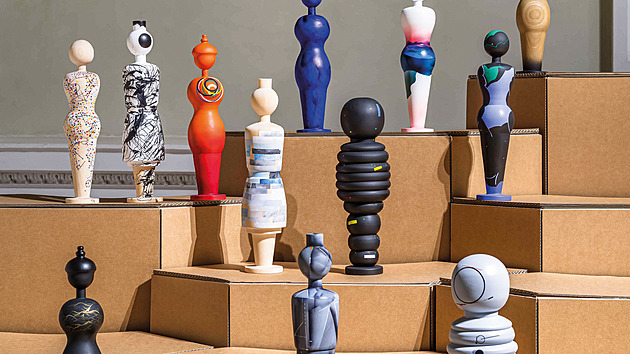 Armáda dřevěných hrdinek. Můžete si je vystavit nebo si s nimi hrát