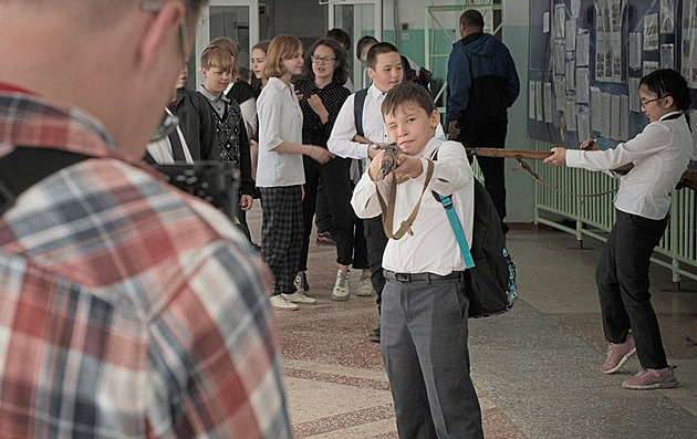 Hymny v lavicích, hody granátem při tělocviku a dopisy hrdinům. Jak se rodí válečná duše