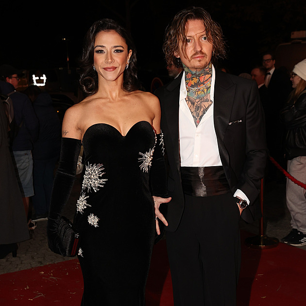 Rozervaná Farna a andělský pokus Toulové. Slavíci neví, co si vzít na sebe, a nelze se jim divit