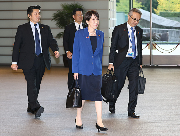 Chce být „Železnou lady“ i ve stylu. Japonská premiérka může za vyprodání jedné černé kabelky