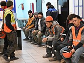 Migranti v ruském Krasnojarsku ekají na kontrolu doklad.