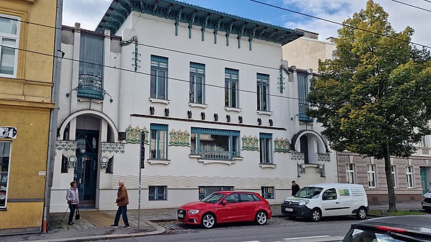 Ve stylu Wagnerov�. D�m s ordinac� pro l�ka�e Vojcsika z let 1900�1902 navrhli ve V�dni-H�ttendorfu architekti Otto Sch�nthal a Emil Hoppe ve st��zliv�ch secesn�ch form�ch.
