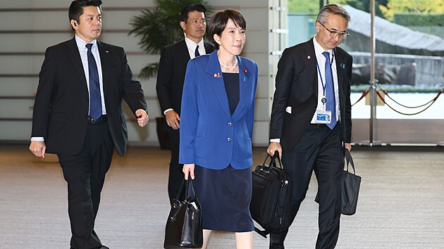 Japonská premiérka Sanae Takai�iová p�ichází do ú�adu premiéra v Tokiu. (7....
