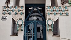 Opus v modré a bílé. Detaily pr��elí víde�ské Vojcsikovy vily v�etn�...
