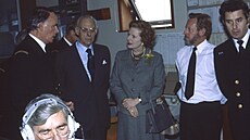 Margaret Thatcherová, britská premiérka, p�i náv�t�v� pob�e�ní strá�e ve...