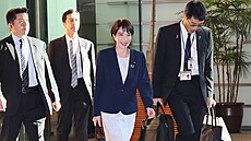 Japonská premiérka Sanae Takai�iová s �ernou kabelkou od japonského výrobce...