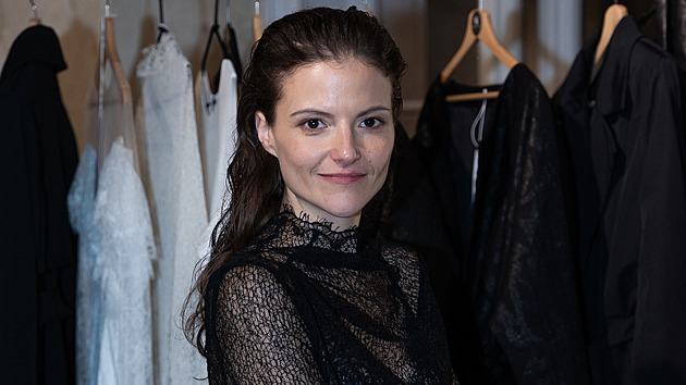 V krajkách spojuje ženskost s neformálností. Uznávaná návrhářka ukazuje modely v pohybu