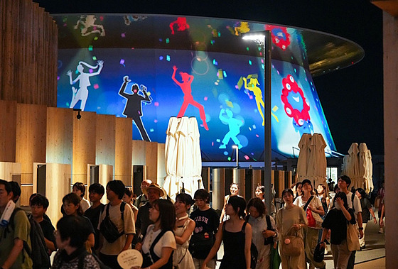 Náv�t�vníci se ve�er vydávají sm�rem k východu z areálu výstavy Expo 2025