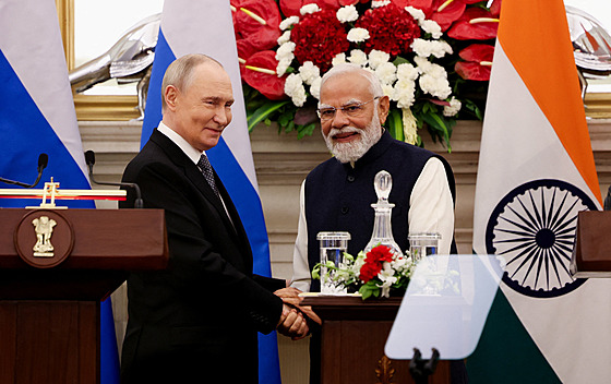Indický premiér Naréndra Módí (vlevo) a ruský prezident Vladimir Putin, 1. zá�í 2025.
