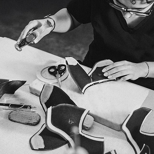 Ikonick� boty Chanel jsou ru�n� vyr�b�ny v jedn� z nejvyhl�en�j��ch italsk�ch...