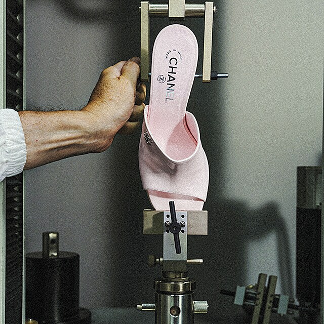 Ikonick� boty Chanel jsou ru�n� vyr�b�ny v jedn� z nejvyhl�en�j��ch italsk�ch...