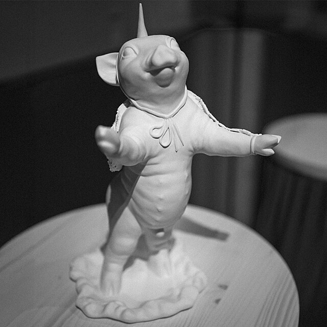 Jedno z prasat zotro�en�ch na Farm� zv��at dostalo roh ok��dlen�ho jednoro�ce...