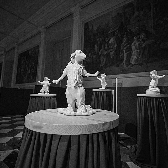 Salah satu babi yang dipelihara di Farm zvat mendapat tanduk unicorn bertanduk...