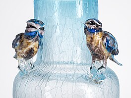 Po vázách s realisticky p�sobícími brouky, pavouky, �ábami nebo rybkami �erpá...