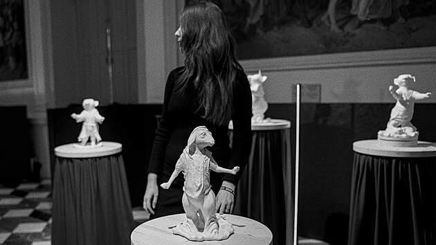 Mladá kerami�ka Helena Patelisová dokazuje, �e porcelánová figurka není...
