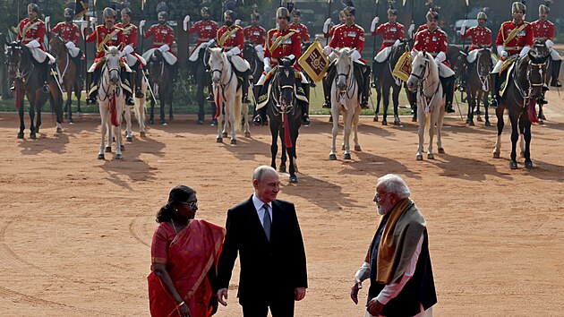 Rusk� prezident Vladimir Putin je p�iv�t�n indick�m premi�rem Nar�ndrou M�d�m (vpravo) a indickou prezidentkou Droupad� Murm�ovou pot�, co dorazil na svou ceremoni�ln� recepci v prezidentsk�m pal�ci Rashtrapati Bhavan v Nov�m Dill� v Indii, 5. prosince 2025.