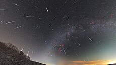 Autor fotografií: Mgr. Petr Horálek, Fyzikální ústav v Opav�. Meteorický roj...
