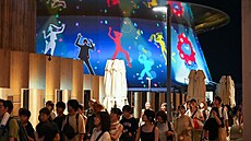 Náv�t�vníci se ve�er vydávají sm�rem k východu z areálu výstavy Expo 2025