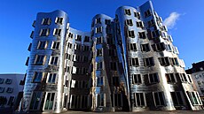 Neuer Zollhof v Düsseldorfu navr�ená architektem Frankem Owenem Gehrym.