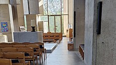 Wotrubakirche ve Vídni. Na snímku interiér kostelní lodi.