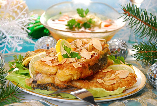 Na Štědrý večer nemusí být kapr jen smažený. Vyzkoušejte ho s bylinkami i žampiony
