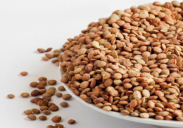 Čočka k Novému roku patří. Vyzkoušejte klasiku s uzeným, polévku nebo zapečenou